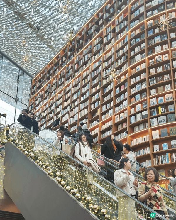 韓國🇰🇷首爾的星空圖書館📚！館內空間超大，有兩層，仲連接商場...