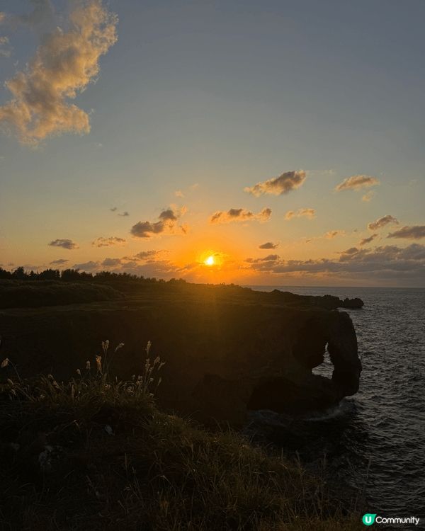 位置沖繩既萬座毛，因形狀似象鼻的岸壁「象鼻岩」而得名，有個好...