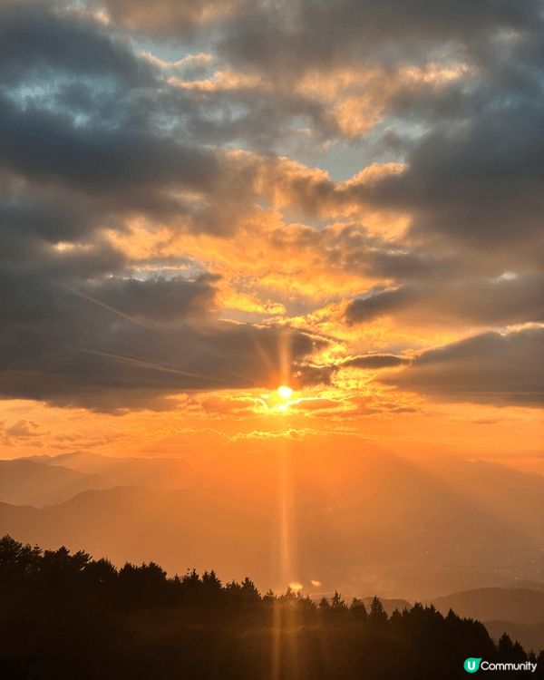 這是日本香川縣及德島縣交界的雲邊寺看到的一個日落。在一望無際...