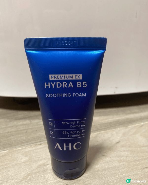 AHC系列包括潔膚B5微導潔顏乳、保濕B5微導玻尿酸精華、保...