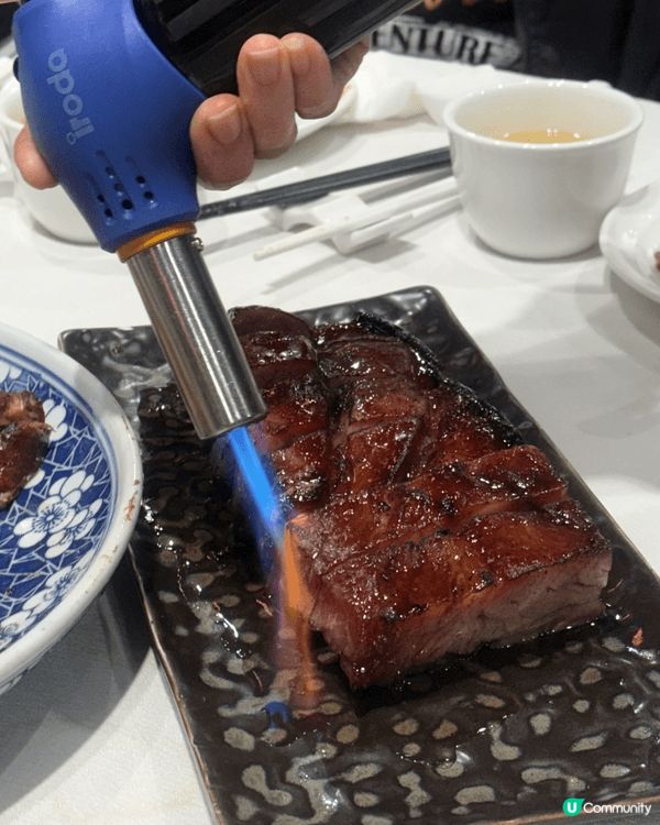 這是大圍的一間米芝蓮餐廳，訂位要一個月前訂，叉燒有蜜糖香味燒...