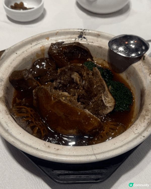 這是大圍的一間米芝蓮餐廳，訂位要一個月前訂，叉燒有蜜糖香味燒...
