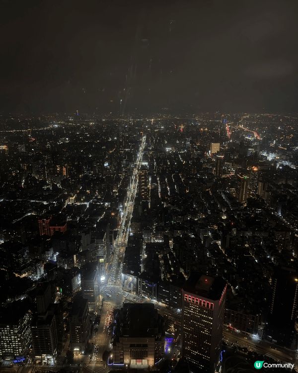 台北101觀景台 因為最直接近距離俯瞰台北全景，白天看山巒河...