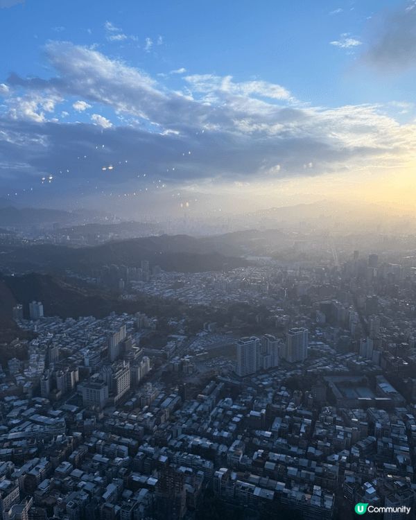 台北101觀景台 因為最直接近距離俯瞰台北全景，白天看山巒河...