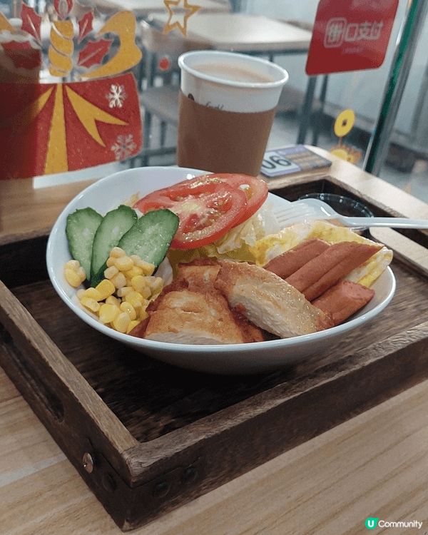 高雄的城市漢堡早午餐店，雞扒沙律套餐、薯餅包及黑椒蛋烏冬，很...