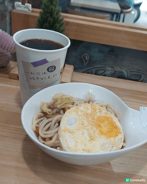 高雄的城市漢堡早午餐店，雞扒沙律套餐、薯餅包及黑椒蛋烏冬，很...