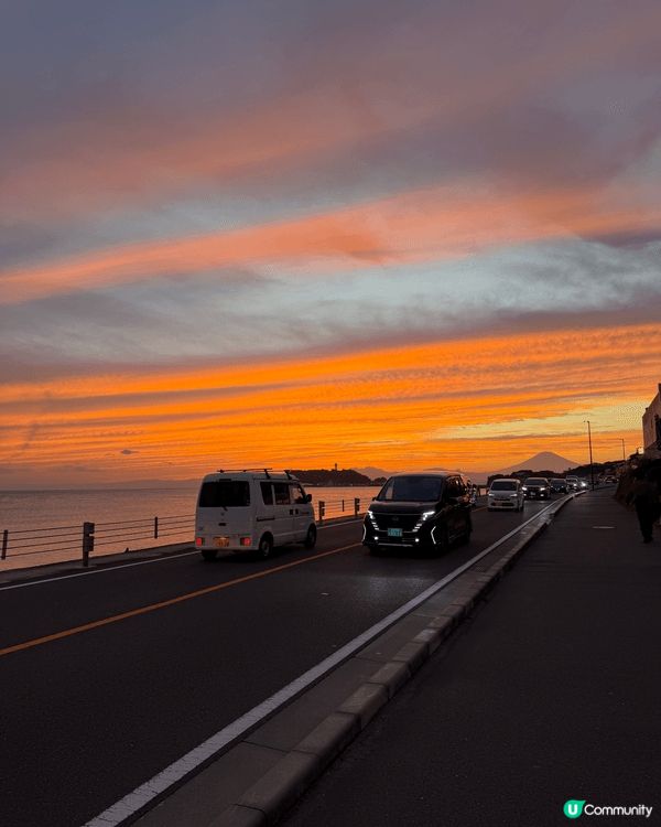 相片主角是遠方那座幾乎成為剪影的富士山。天空被夕陽染成層次分...