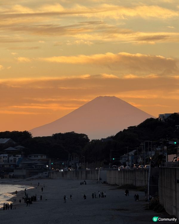 相片主角是遠方那座幾乎成為剪影的富士山。天空被夕陽染成層次分...