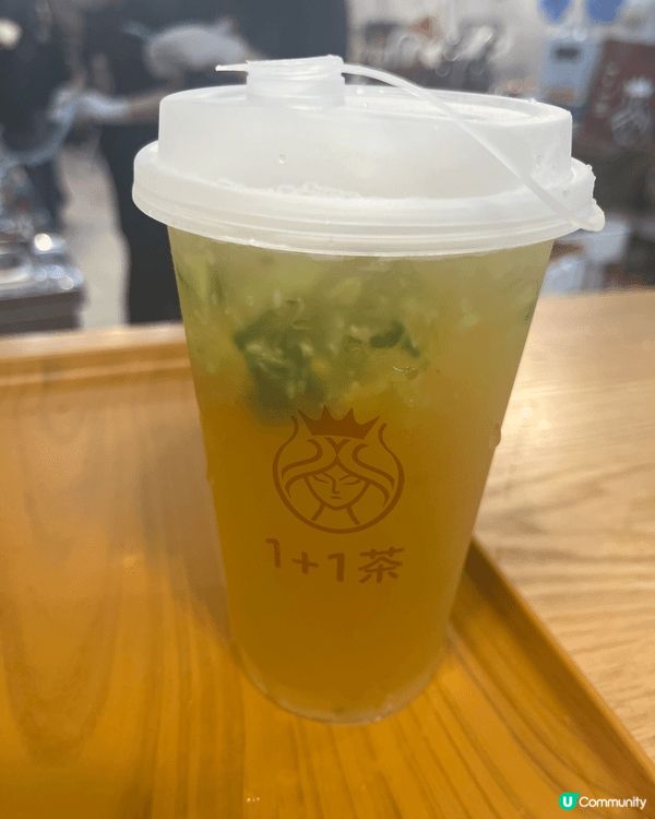 銅鑼灣行街行到腳軟，突然眼角瞄到間「1+1茶」嘅茶飲店，門口...