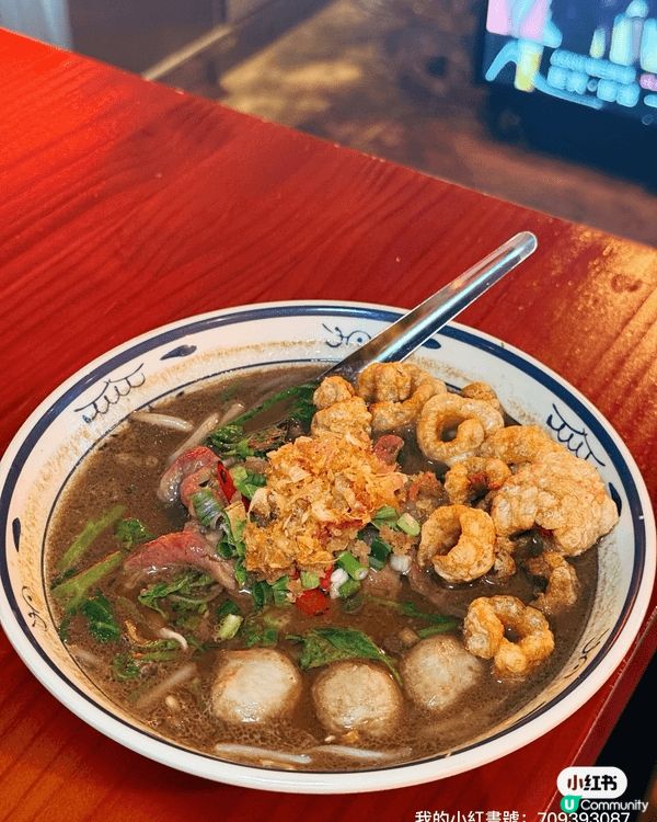 圖中係兩間餐廳，一間九龍城的泰羅，佢嘅泰國菜真係好好食