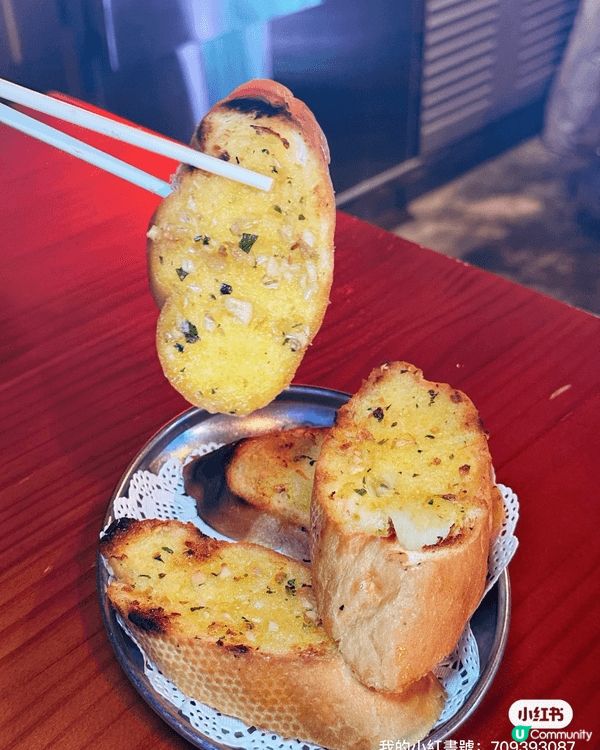 圖中係兩間餐廳，一間九龍城的泰羅，佢嘅泰國菜真係好好食