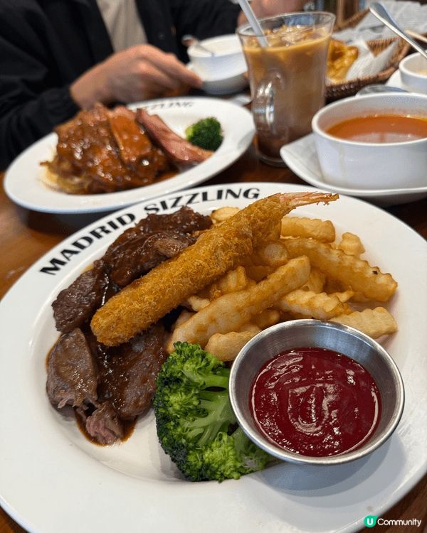 喜歡探索各地美食，尋找適合打卡的漂亮餐廳。吃一頓精緻的飯，拍...