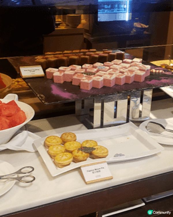 週六晚半自助餐，地點尖沙咀，有六款主菜選擇。羊扒，蘑菇大蝦，...