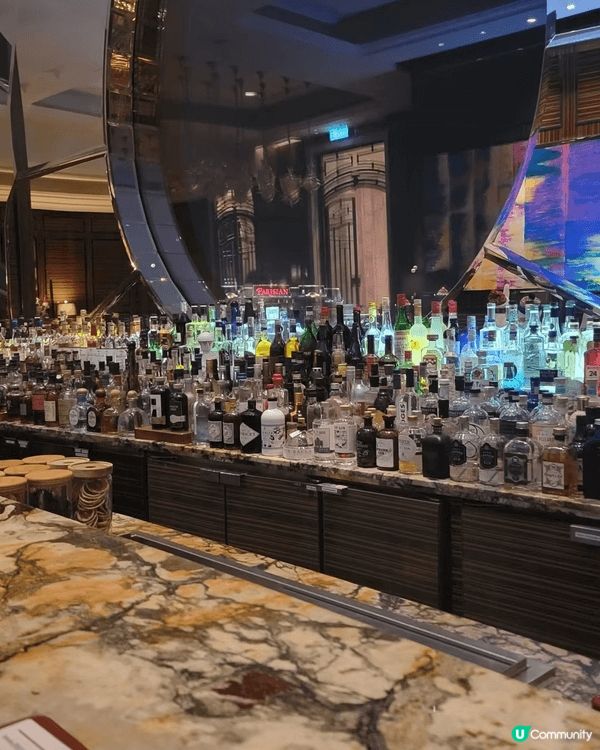 位於澳門麗思卡爾頓酒店51樓，擁有絕佳的高空景觀，環境奢華典...