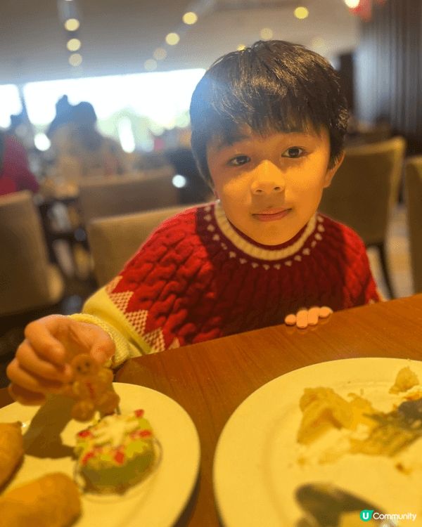 聖誕節，我哋去咗灣仔酒店嘅自助餐享受一番！當日除咗有可口可樂...