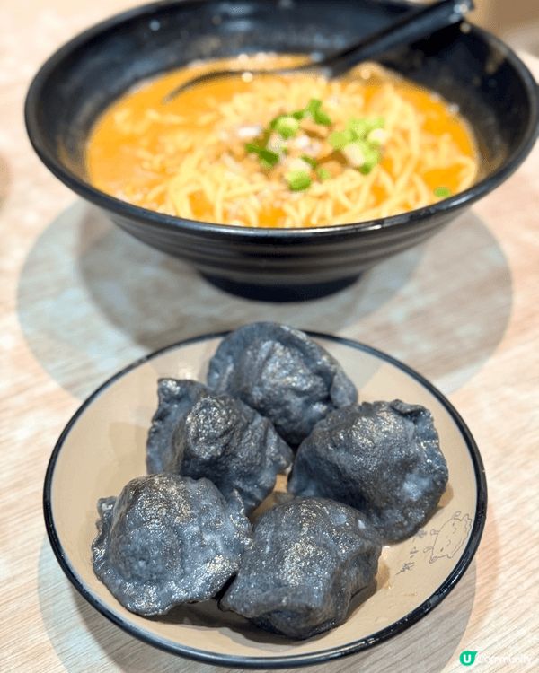 墨汁染成的黑色餃子，餃皮煙韌帶微嚼勁，餡料鮮甜彈牙，墨魚香氣...