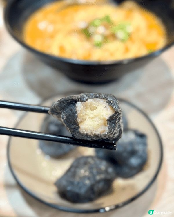 墨汁染成的黑色餃子，餃皮煙韌帶微嚼勁，餡料鮮甜彈牙，墨魚香氣...
