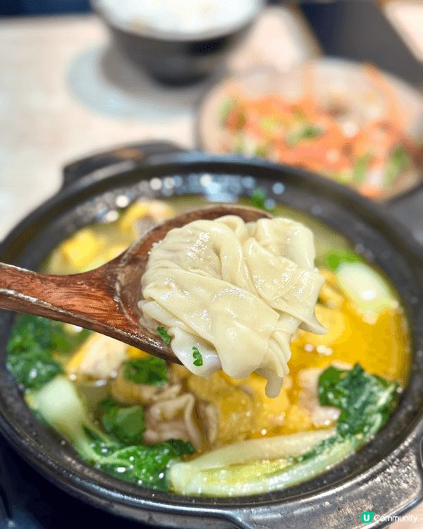 墨汁染成的黑色餃子，餃皮煙韌帶微嚼勁，餡料鮮甜彈牙，墨魚香氣...