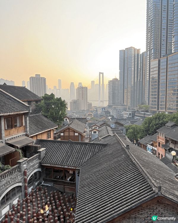 重慶日落美景實在太美！重慶有高低起伏的城市設計，多處都有高山...