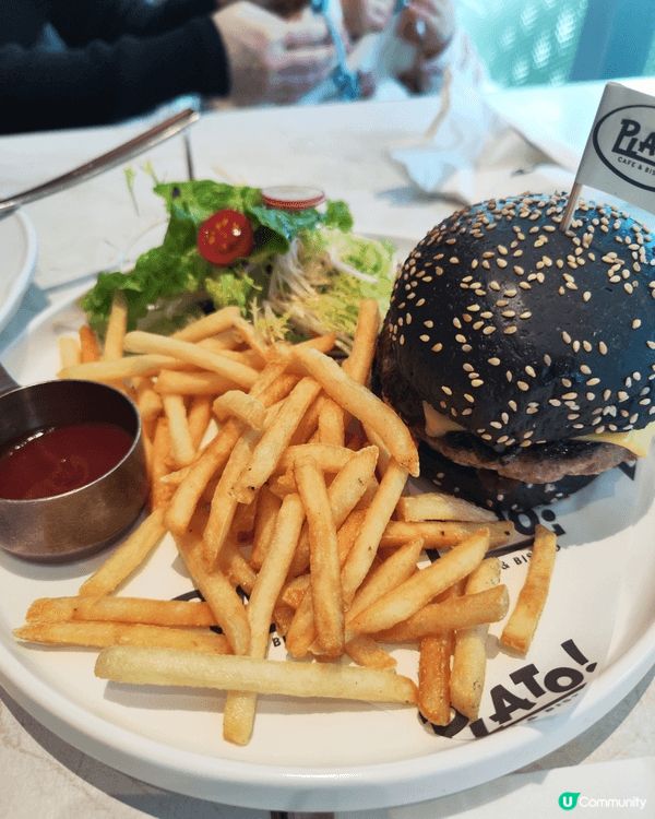 Plato呢個白汁意粉幾creamy，漢堡包咬落肉汁豐富，薯...