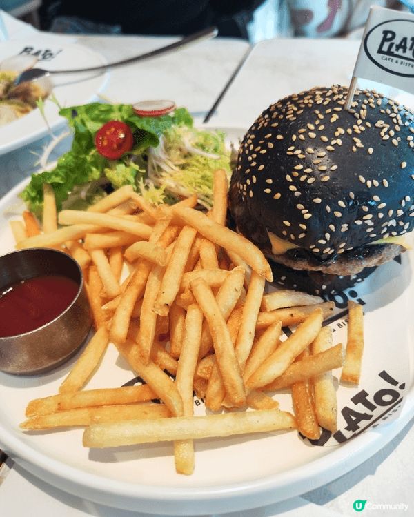 Plato呢個白汁意粉幾creamy，漢堡包咬落肉汁豐富，薯...