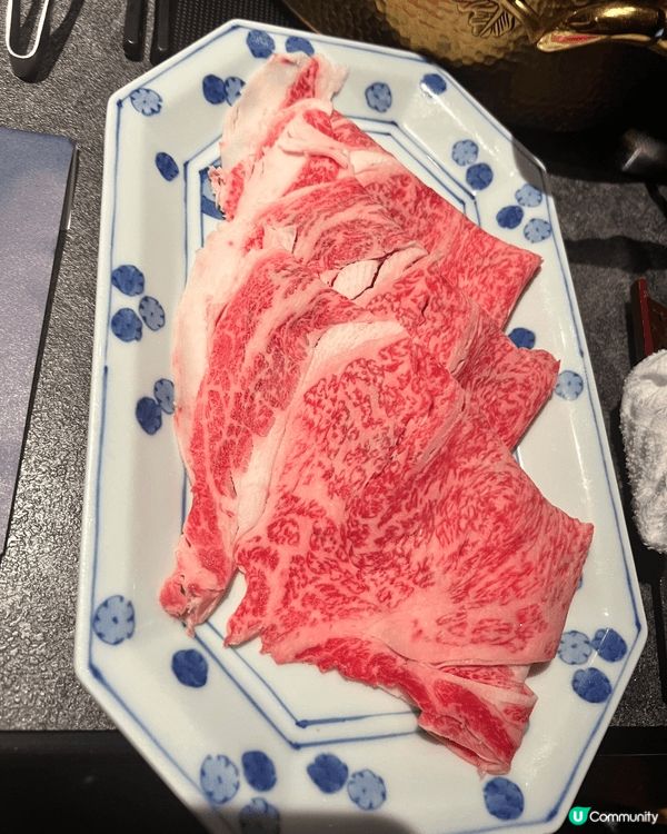 日本食和牛自助燒烤加火鍋，牛脂比例均勻，牛肉味相當重😋