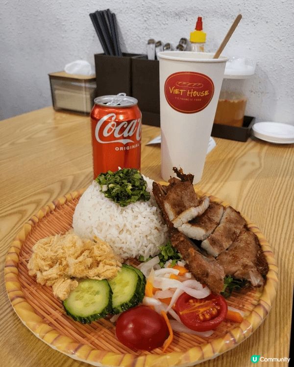 這天去了北角一間越南餐廳，吃了一個招牌經典扎肉法包和香茅豬扒...