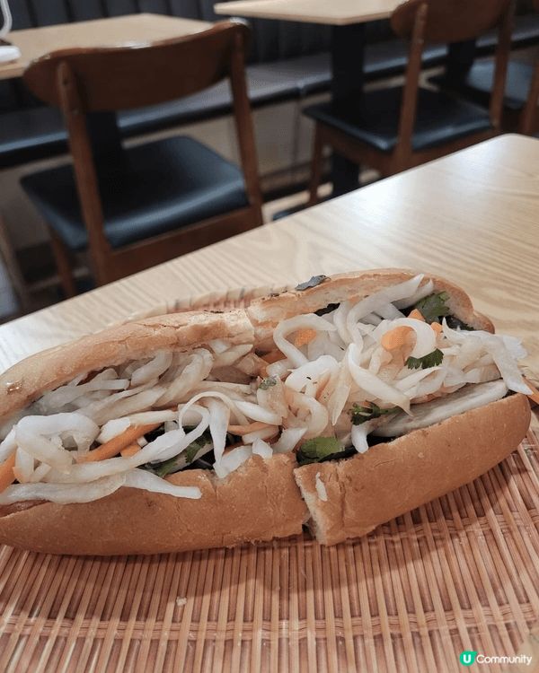 這天去了北角一間越南餐廳，吃了一個招牌經典扎肉法包和香茅豬扒...