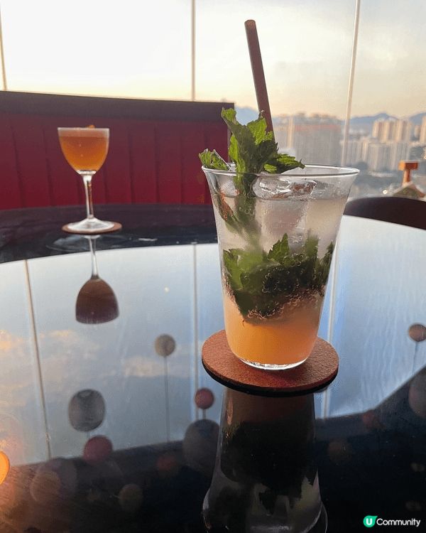 去酒吧飲杯嘢唔一定要係晚上，喺日落前去秋月飲嘢係最chill...