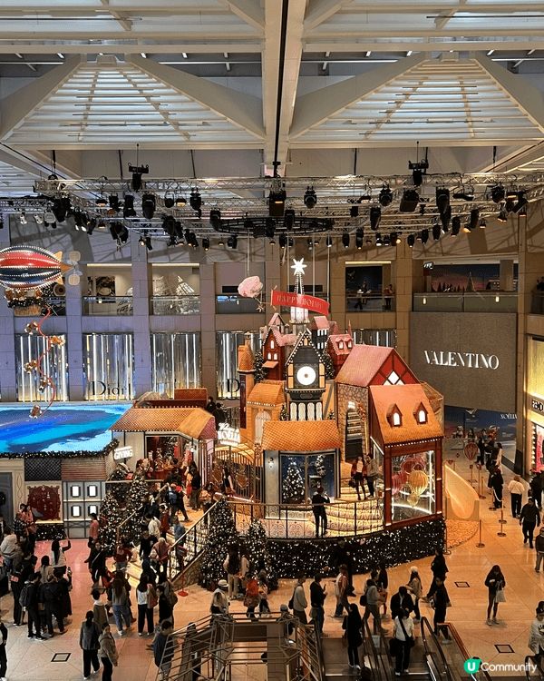 今年中環海濱公園，很有聖誕節日氣氛。會場內有一棵20米高的聖...