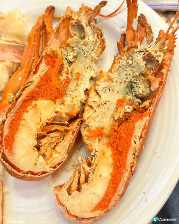 酒店自助晚餐豐盛奢華，帶有聖誕節日氛圍。 海鮮區亮點紛呈：新...