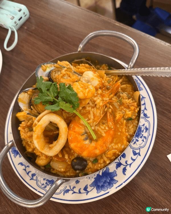 澳門葡國餐廳 位於氹仔地堡街，時間晚上八點，都全店滿座，葡國...