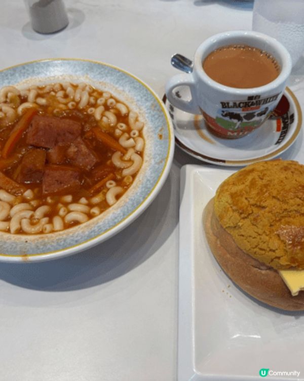 秋田冰室既羅餸湯餐肉通粉餐配菠蘿油，啲菠蘿油新鮮焗出嚟加左薄...