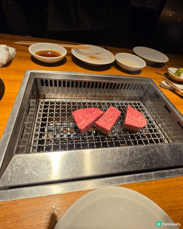 焼肉ジャンボ的大理石肉油花肉紋，入口即溶，肉汁鮮味。配以少許...