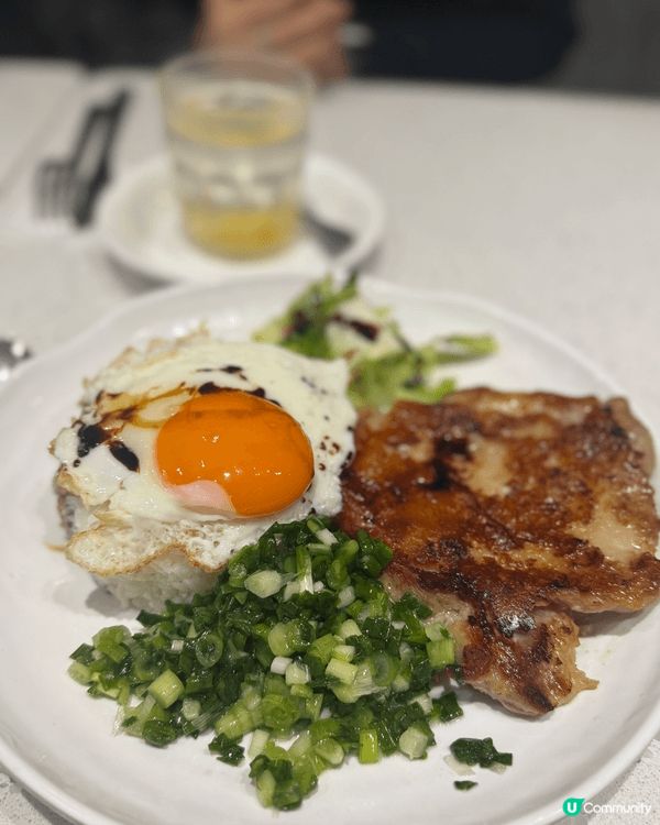 青蔥滿滿 + 蛋汁狂流！茶記最邪惡嘅煎雞扒太陽蛋飯get