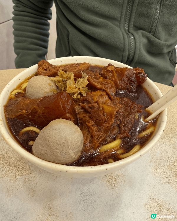 香港係真正嘅美食天堂！從街邊檔嘅勝利牛丸，到商場嘅壽司店，再...