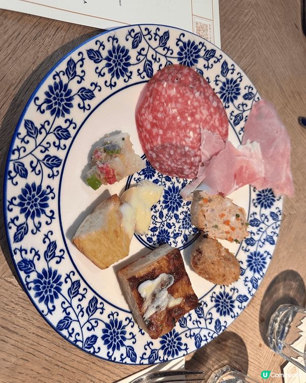 這間餐廳是位於灣仔，都幾出名係食西班牙菜，平日嘅lunch只...