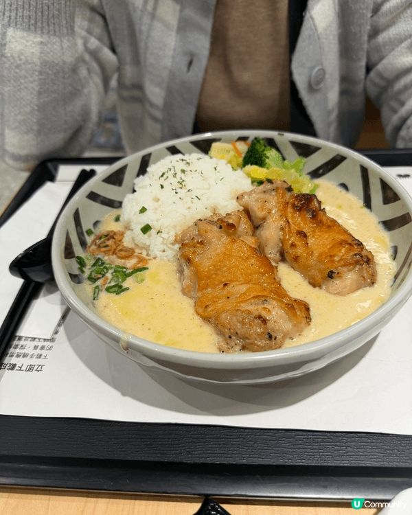 我嘗試了白咖喱公司的燒鷄扒和炸鷄飯，咖喱的份量比飯還多，而且...