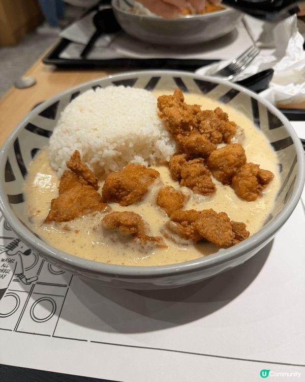 我嘗試了白咖喱公司的燒鷄扒和炸鷄飯，咖喱的份量比飯還多，而且...