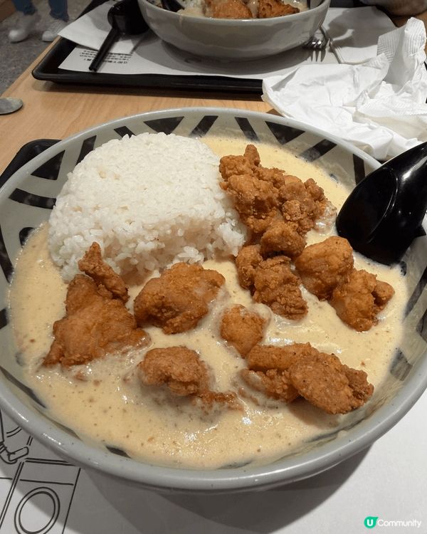 我嘗試了白咖喱公司的燒鷄扒和炸鷄飯，咖喱的份量比飯還多，而且...