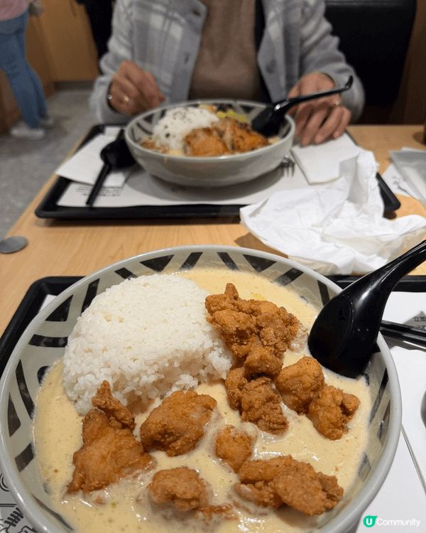 我嘗試了白咖喱公司的燒鷄扒和炸鷄飯，咖喱的份量比飯還多，而且...