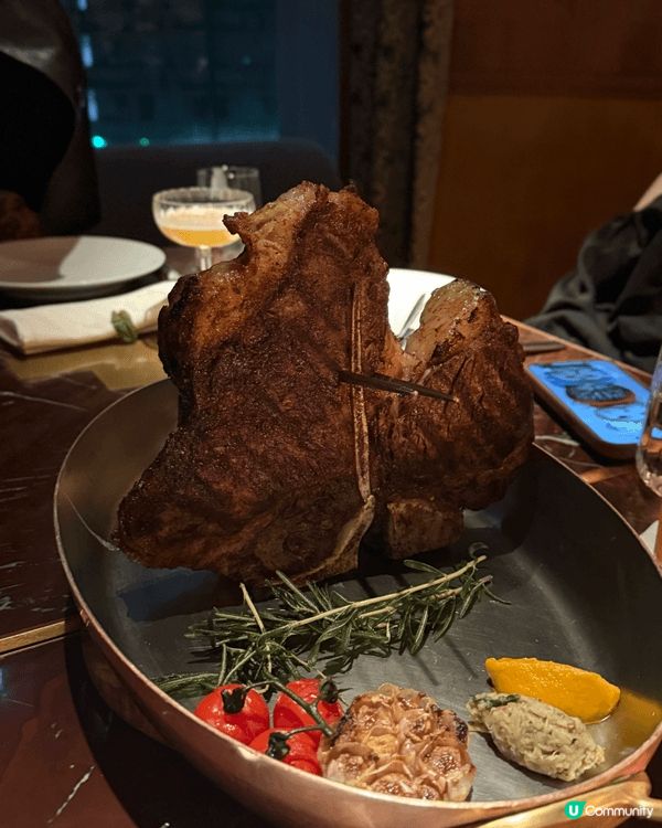 呢塊戰斧牛扒夠晒霸氣！肉質嫩到爆汁，外皮燒得焦香惹味，肉香濃...