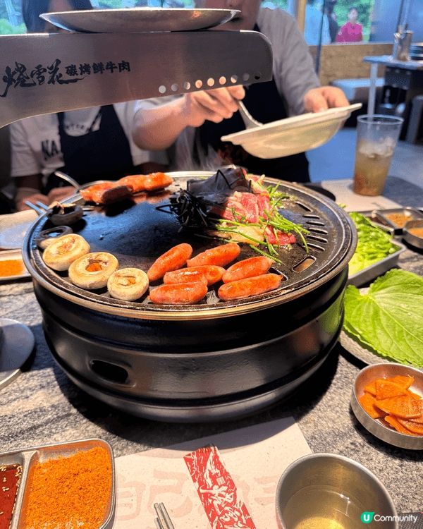 這是在深圳食的韓國燒烤，這是一間新嘅餐廳好靚嘅裝修好大嘅電視...