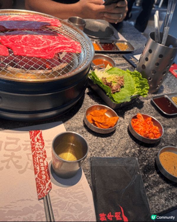 這是在深圳食的韓國燒烤，這是一間新嘅餐廳好靚嘅裝修好大嘅電視...