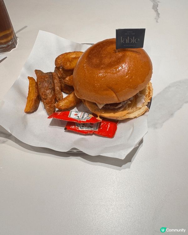 這是在深圳食的韓國燒烤，這是一間新嘅餐廳好靚嘅裝修好大嘅電視...