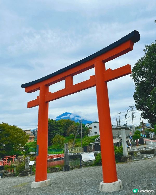 富士山本宮淺間大社與富士山一同列入聯合國世界文化遺產範圍，紅...