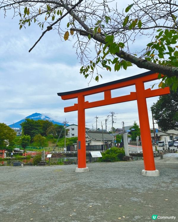 富士山本宮淺間大社與富士山一同列入聯合國世界文化遺產範圍，紅...