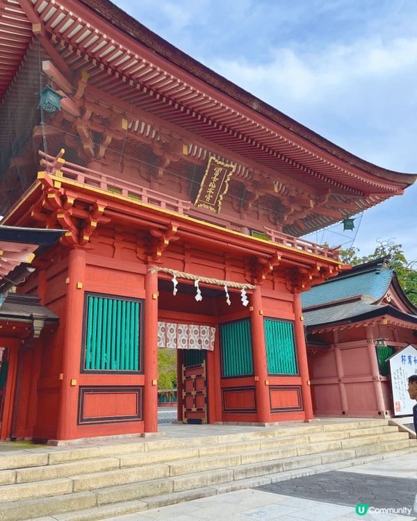 富士山本宮淺間大社與富士山一同列入聯合國世界文化遺產範圍，紅...