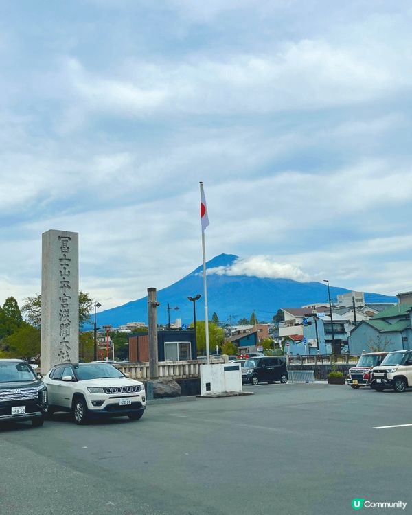 富士山本宮淺間大社與富士山一同列入聯合國世界文化遺產範圍，紅...
