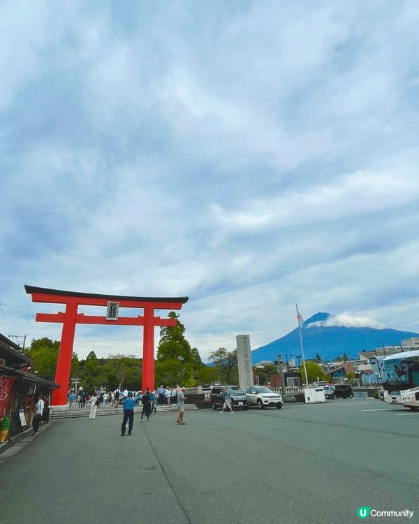 富士山本宮淺間大社與富士山一同列入聯合國世界文化遺產範圍，紅...